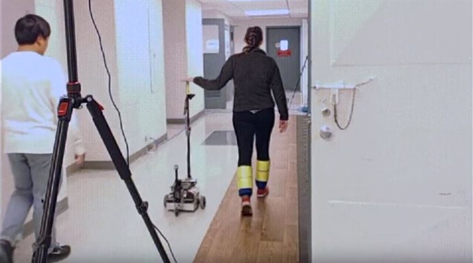 Experimentos con el bastón 'robótico' que ayuda a mejorar la marcha de personas con movilidad reducida