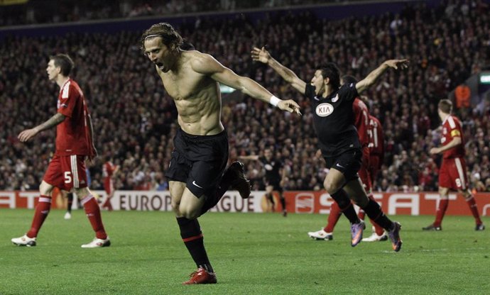 Forlán celebrando el gol que metió al Atlético en la final de la Liga Europa de 2010