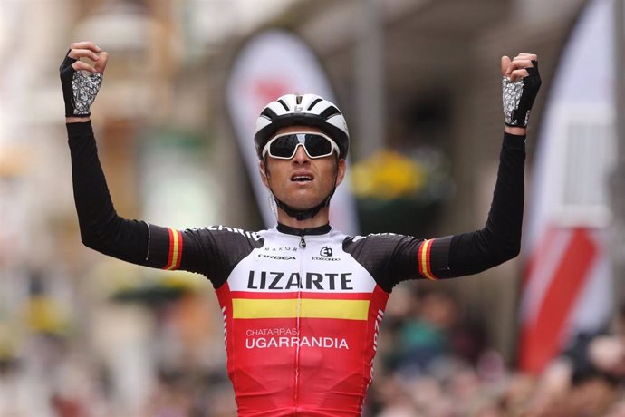 El ciclista español Íñigo Elosegui celebra un triunfo