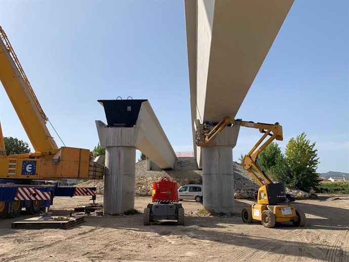 Arranca la primera fase de la colocación de vigas del nuevo puente de Huétor Tájar