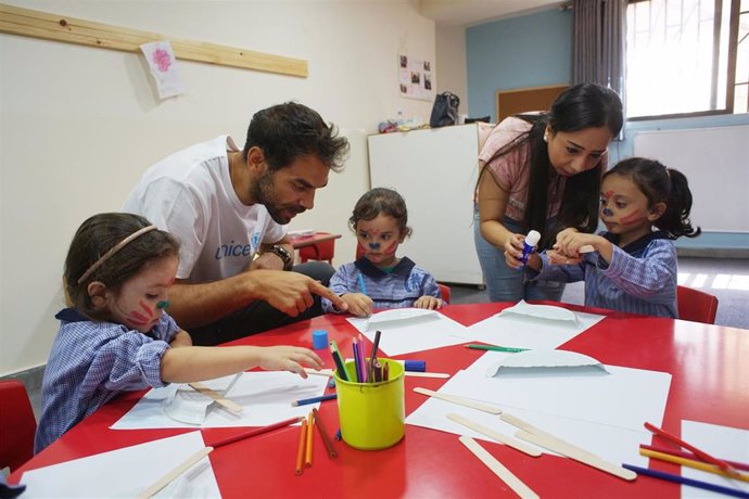 El jugador de balonesto y embajador de UNICEF España José Manuel Calderón ayuda a colorear a unas niñas en Líbano