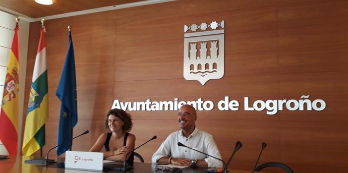 Los concejales de Cs Rocío Fernández e Ignacio Tricio, en comparecencia de prensa analizan la pasarela de Los Lirios