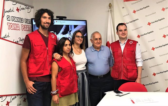 El presidente de Cruz Roja en La Rioja, Fernando Reinares; la Directora Autonómica de Cruz Roja Juventud, Florencia Rodríguez ; el Coordinador de Cruz Roja Juventud, Gabriel Alcañiz, y voluntarios de Cruz Roja en La Rioja.