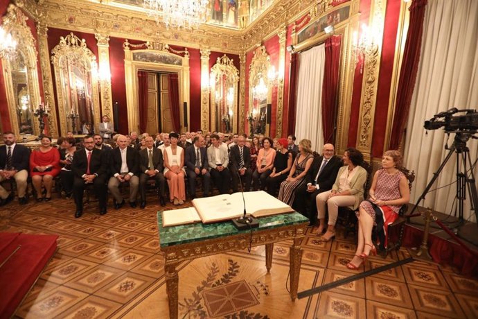 Toma de posesión de los trece consejeros del nuevo Gobierno de Navarra