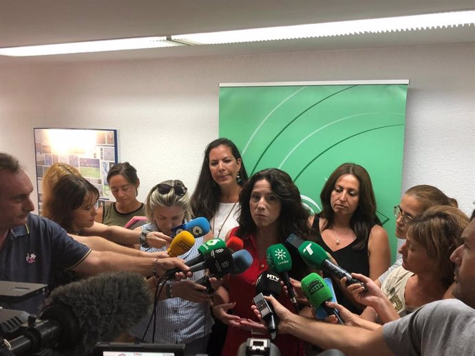 Rocío Ruiz, ante los medios en Huelva.