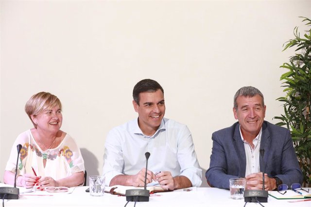 El secretario general del PSOE y presidente del Gobierno en funciones, Pedro Sánchez (2i) y la ex alta Comisionada del Gobierno frente al Reto Demográfico y secretaria de Función Pública del PSOE, Isaura Leal (1i),  durante la reunión con organizaciones d