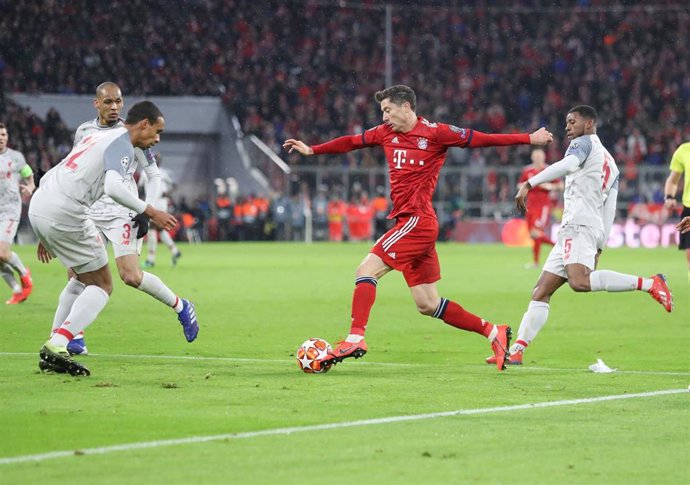 Robert Lewandowski dispara a puerta durante el Bayern-Liverpool de la Champions 2018-19