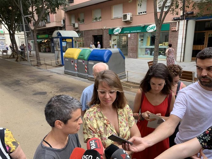 La teniente de alcalde Urbanismo, Janet Sanz, y la concejal de Sant Andreu, Lucía Martín, en rueda de prensa en Gran de Sant Andreu.