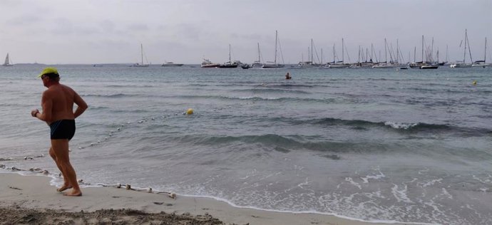 Habilitan un canal específico para embarcaciones en la plaga de Migjorn.