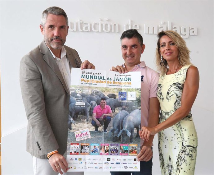 El vicepresidente de la Diputación, Juan Carlos Maldonado, presenta el certamen de jamón 'Popi' que se celebra en Estepona junto al organizador y la madrina del certamen