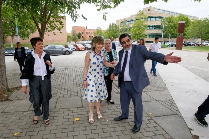 La ministra de Sanidad en funciones, María Luisa Carcedo (2i), a su llegada al Centro de Investigación del Cáncer en la Universidad de Salamanca.