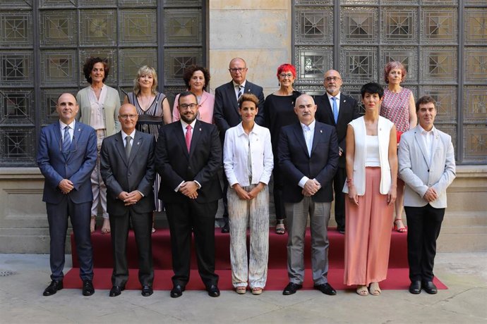 Chivite junto a los 13 consejeros que conforman el Gobierno de Navarra