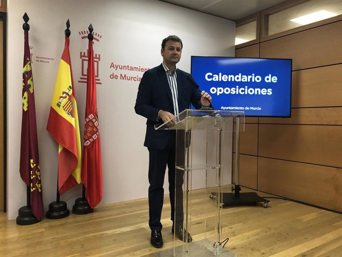 El concejal de Pedanías y Barrios, Marco Antonio Fernández Esteban, da a conocer un calendario orientativo sobre la fase de oposición de la oferta pública del Ayuntamiento en rueda de prensa