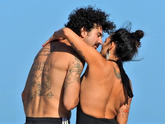 Eduardo Daván y Lorena Catell en la playa disfrutando de sus primeras vacaciones con su hijo Río