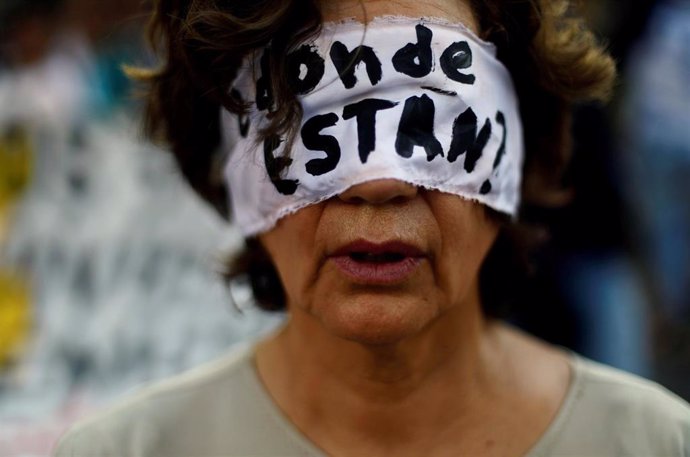 Mujer protesta contra las desapariciones