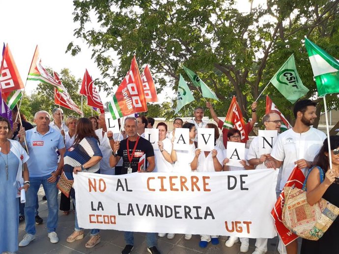 Foto de CCOO de Sevilla. Concentración lavandería Valme