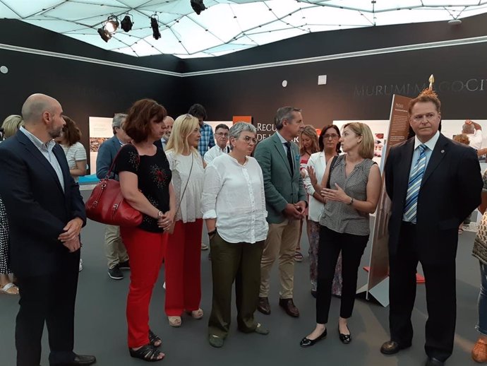 Visita de la alcaldesa de Gijón, Ana González, al stand del Ayuntamiento gijonés en la Fidma