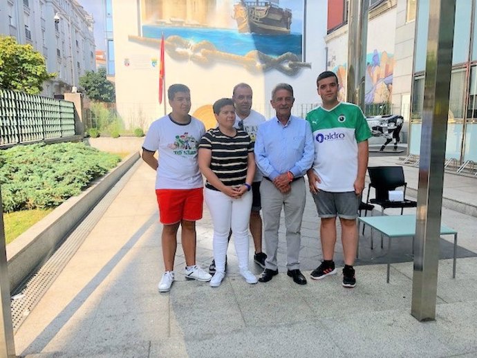 El presidente de Cantabria, Miguel Ángel Revilla, con una familia que acudió a conocerle