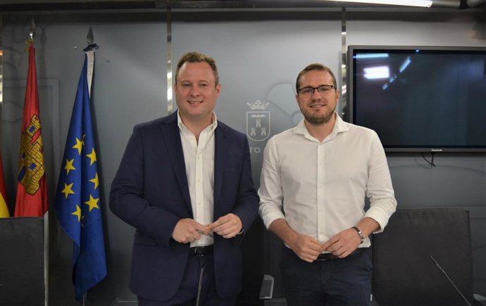 El alcalde, Vicente Casañ, y el edil de Participación, Manuel Martínez, en rueda de prensa