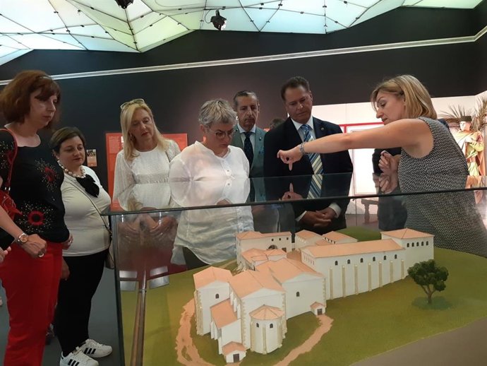 La alcaldesa de Gijómn, Ana González, durante  la visita al pabellón del Ayuntamiento gijonés en la Fidma