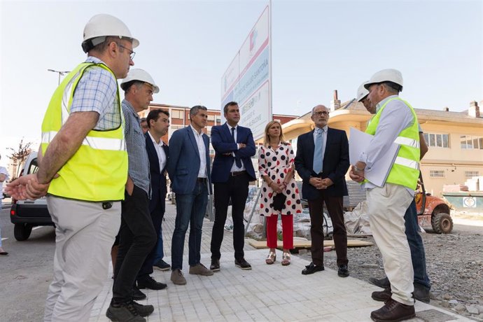 Pablo Zuloaga visita las obras del centro de salud de Santoña junto con el consejero de Sanidad, Miguel Rodríguez