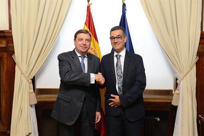 Luis Planas revisa cuestiones de medio ambiente con el director ejecutivo del Consejo Oleícola Internacional