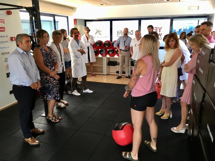 La conseller a de Salud y Consumo, Patricia Gómez (segunda por la izquierda), en un avisita al gimnasio para pacientes de cáncer de colon en el Hospital Comarcal de Inca