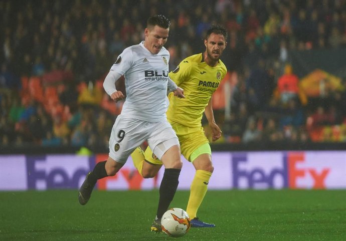 Víctor Ruiz persigue a Kevin Gameiro en el Villareal-Sevilla de la Liga 2018-19