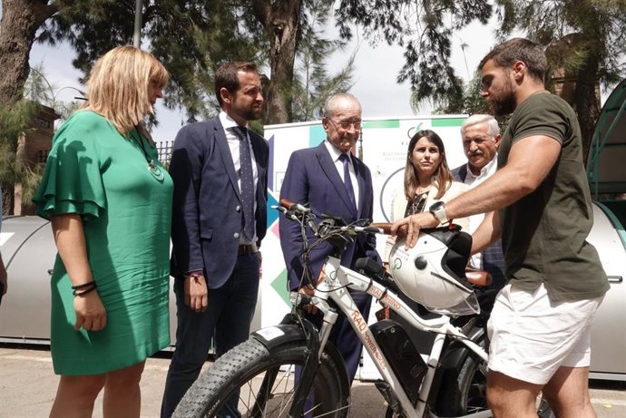 El alcalde, Francisco de la Torre, y varios concejales, observan una de las bicicletas eléctricas del proyecto europeo Elviten que se desarrolla en varias ciudades de Europa