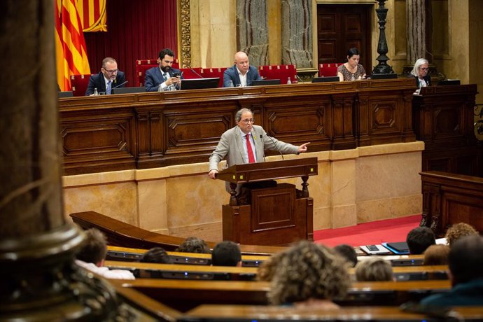 El presidente de la Generalitat de Cataluña, Quim Torra, interviene desde la tribuna en una sesión en el parlamento catalán.