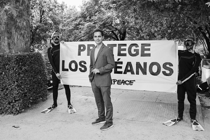 Greenpeace se une al creador de 'La Casa de las Flores' y al actor Pedro Alonso para pedir la protección de los océanos