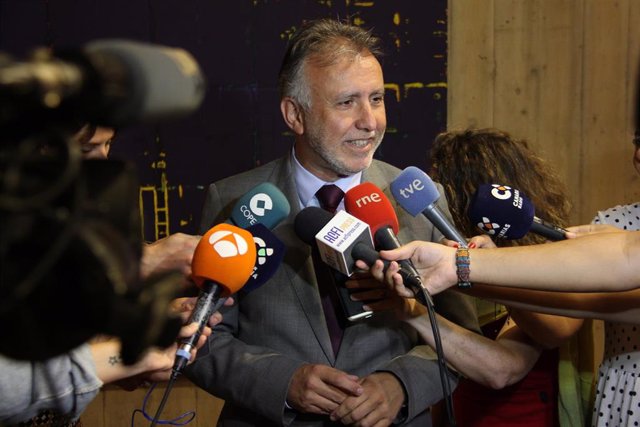 Presidente de Canarias, Ángel Víctor Torres, atiende a los medios de comunicación
