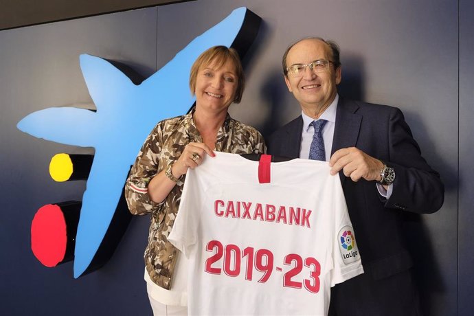 Chus Catalá, diretora territorial de CaixaBank en Andalucía Occidental, y José Castro, presidente del Sevilla FC