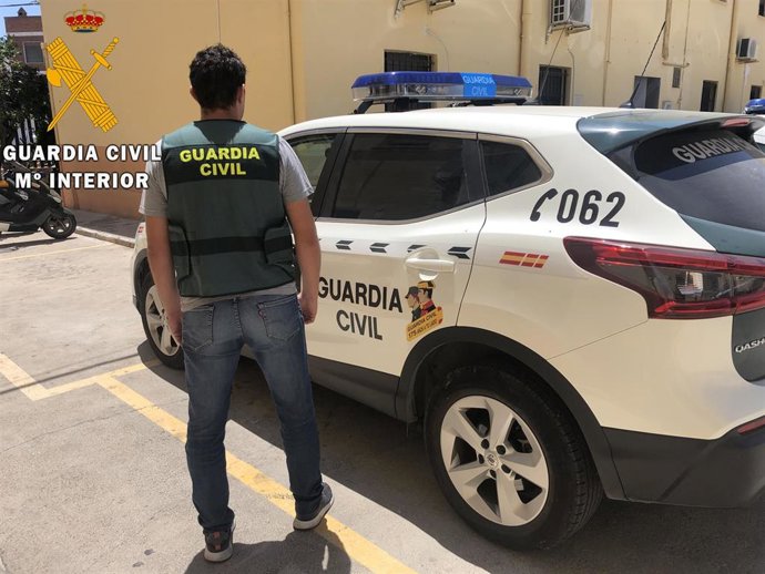 Agente y vehículo de la Guardia Civil en imagen de archivo