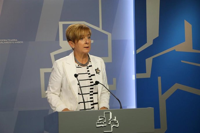 Arantxa Tapia en una rueda de prensa en el parlamento Vasco
