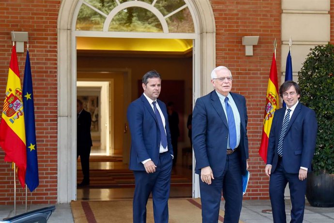 el ministro de Asuntos Exteriores, Unión Europea y Cooperación en funciones, Josep Borrell (c) sale a recibir en el Palacio de la Moncloa a la  presidenta electa de la Comisión Europea.