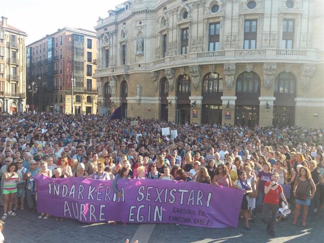 Un acto de protesta en Bilbao por la violación grupal de una joven de 18 años