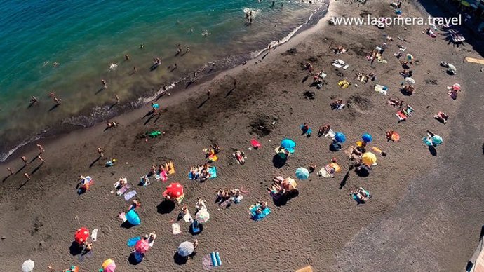 Bañistas en una playa de La Gomera