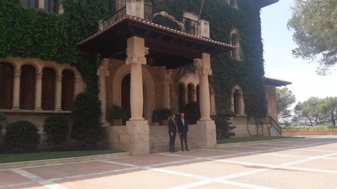 El president del Govern en funcions, Pedro Sánchez, i el Rei Felipe VI, en el Palau de Marivent