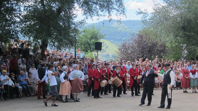 El alcalde, bailando el tradicional aurreku en Begoña