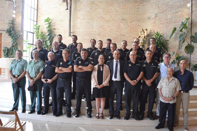 La alcaldesa de Punta Umbria, con agentes de policía con motivo de los Santos Ángeles Custodios.