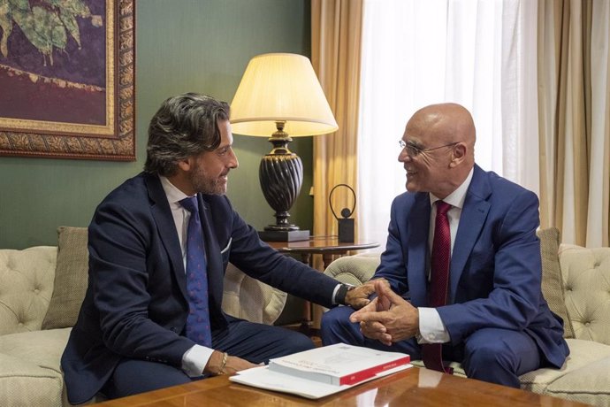 El presidente del Parlamento de Canarias, Gustavo Matos, se reúne con el Diputado del Común, Rafael Yanes