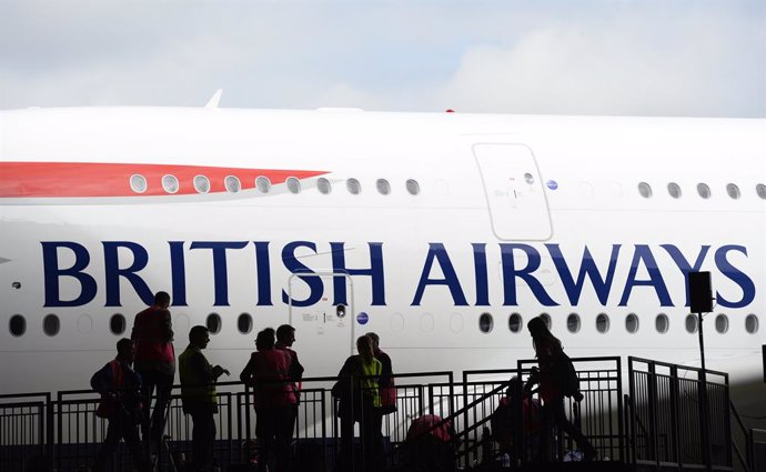 British Airways' new Airbus A380 arrives at a hanger after landing at Heathrow airport in London July 4, 2013.  REUTERS/Paul Hackett/File Photo  - RTX2C595