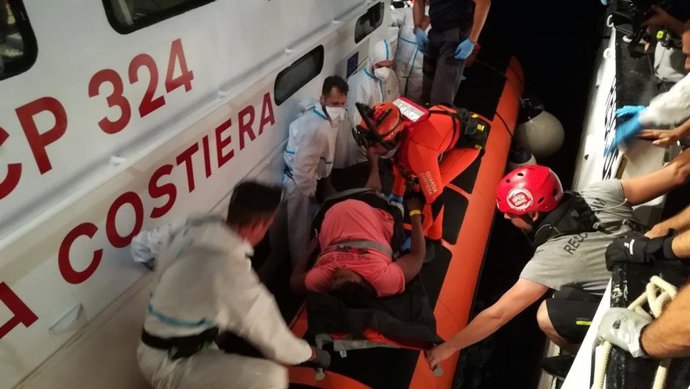La Gurdia Costiera italiana evacúa de l'Open Arms a dues dones embarassades (arxiu)