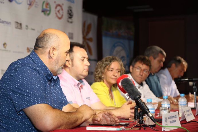 Foto de la presentación del XXII Descenso Inrernacional del Cinca en Piragua, que ha tenido lugar este miércoles en Mequinenza, donde se  han reclamado actuaciones urgentes para la retirada de algas y lodos durante la prueba.