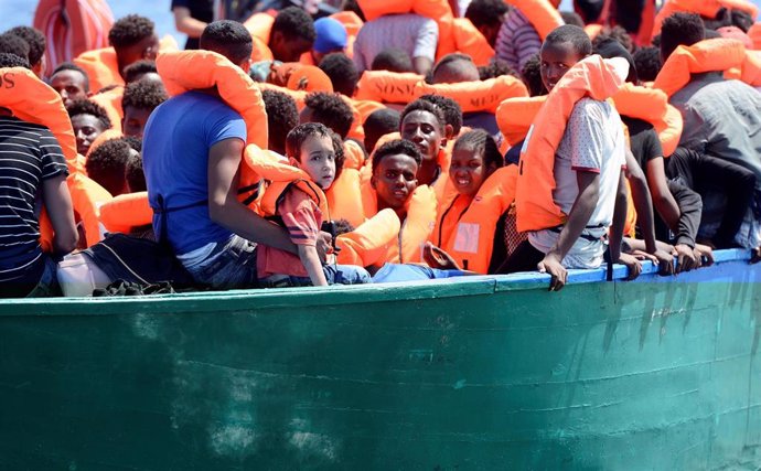 Migrantes a la espera de ser rescatados en el Mediterráneo