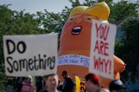 Protestas en Dayton y El Paso contra Trump durante su visita tras los ataques del fin de semana