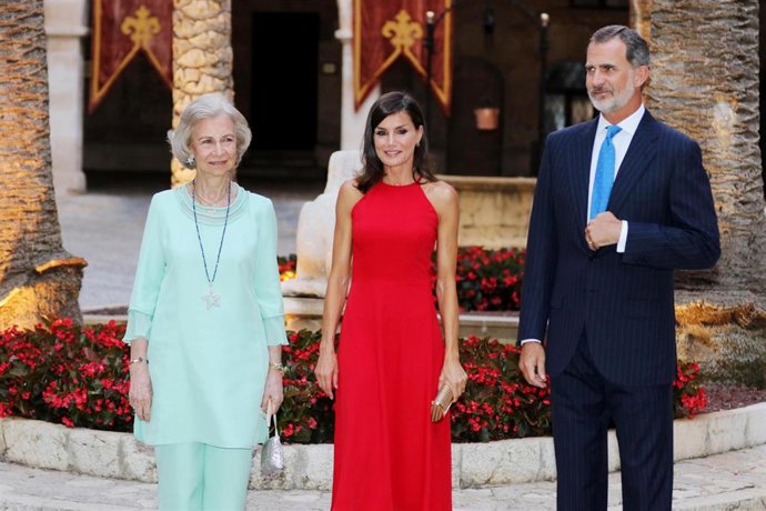 El Rey Felipe y la Reina Letizia con Doña Sofía