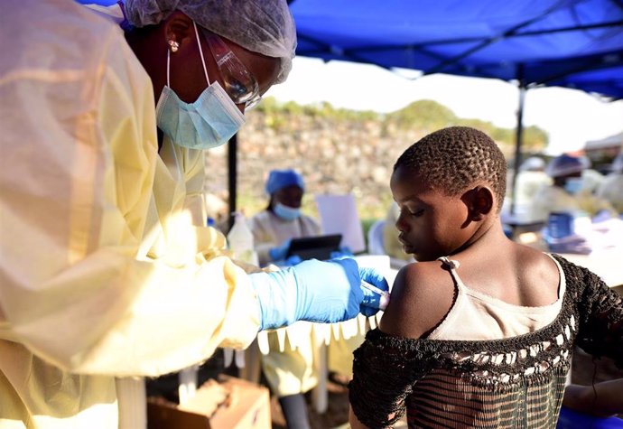 Una trabajadora congoleña vacuna a un niño contra el ébola en Goma