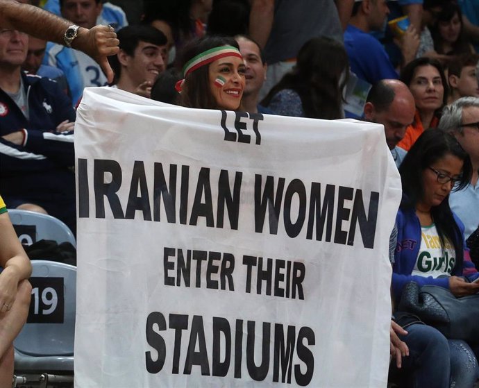 Pancarta a favor de la entrada de mujeres a los estadios deportivos en Irán